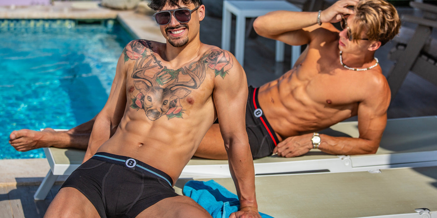 2 mannen bij het zwembad die 2 zwarte boxershorts dragen van Bolas underwear